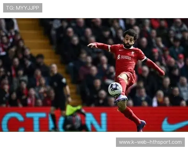 利物浦外线传中直达禁区，萨拉赫头球顶进得分